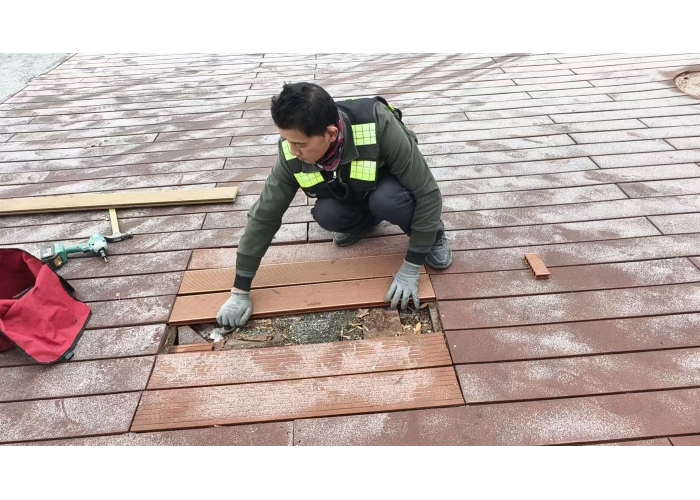 寒潮下的守护：市政工人全力抢修城市木栈道