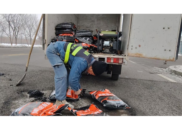 不畏严寒坚守岗位 市政部门冬季精细修补破损路面