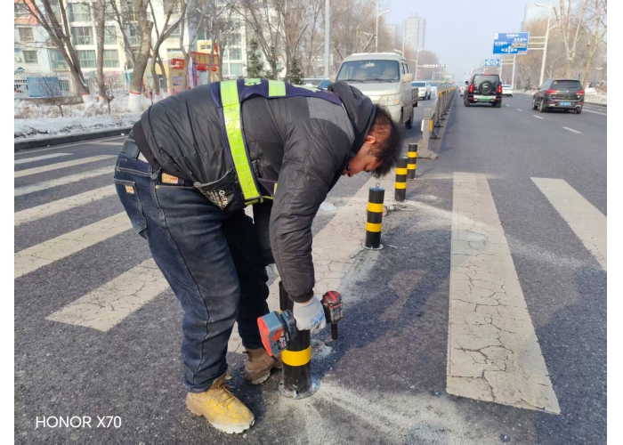 市政部门优化交通设施 安装阻车桩守护斑马线安全