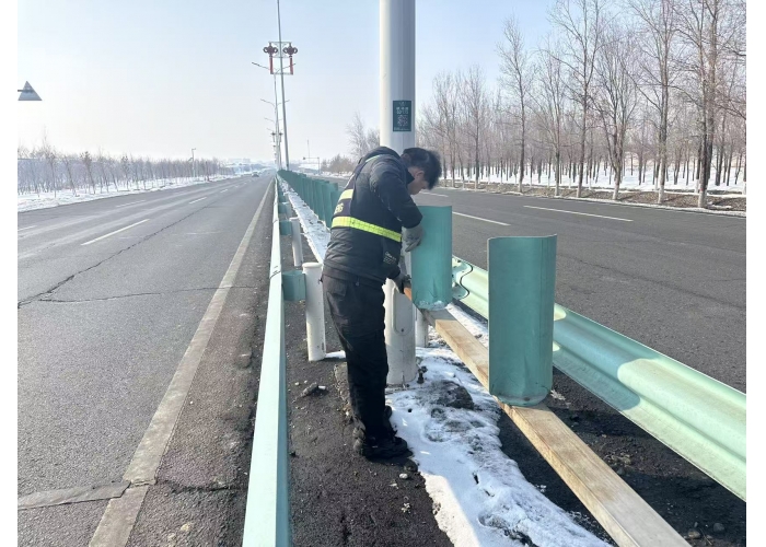 城管局市政工程养护中心开展机场路防眩板春季专项维修