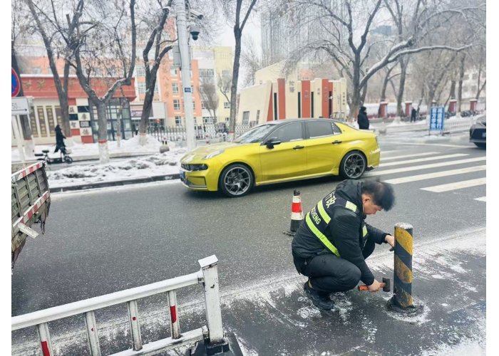 当好“护学人”  城管局市政工程养护中心加紧维修校园周边交通设施