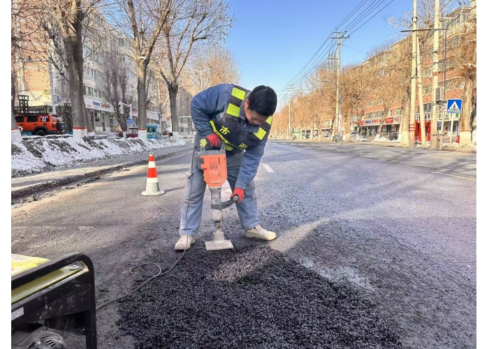 抢抓晴好“空窗期” 城管局市政工程养护中心 开展春季道路冷料修补工作