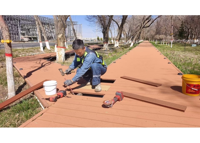 春季维修正当时  市政部门集中为木栈