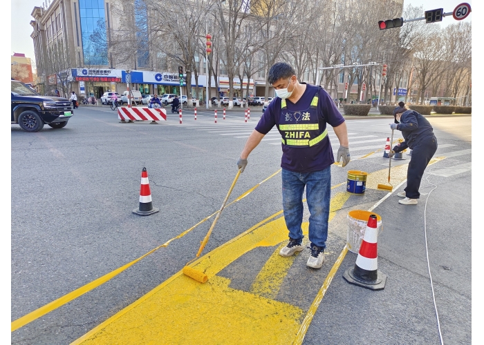 路口施划“黄月牙”标线    保障市民