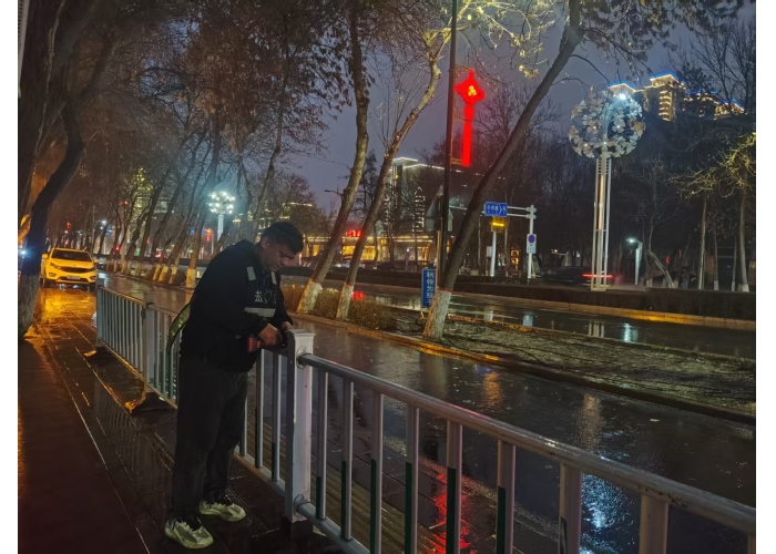 冒雨抢修！市政工人连夜扶正40米倒伏