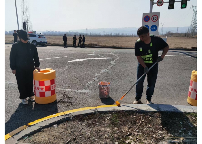 西四路与南四路路口施划导流线  为交