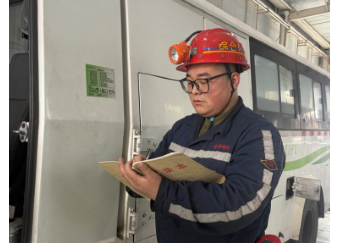 记蒲白矿业公司第二十一届优秀班组长、建新煤化综合队生产乙班跟班队长陶振