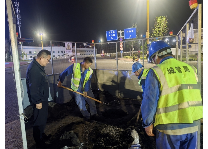 消除道路“陷阱”保平安 石河子城管局紧急抢修无主隐患井  护航五一出行安全