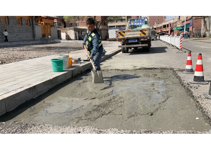 跨前一步解民忧 团结路社区“烦心路