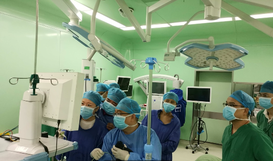 以匠心，守初心①丨钟鹰：用“镜”下技艺托起生命之光