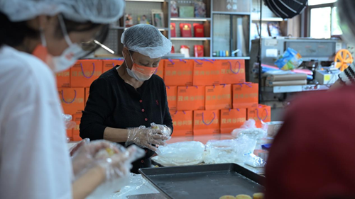 情暖中秋 饼寄温情——爱心企业月饼哥哥走进上善助残共制团圆味(图2)